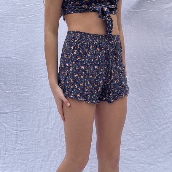 Floral set $10 + shipping - Picture 3 of 4